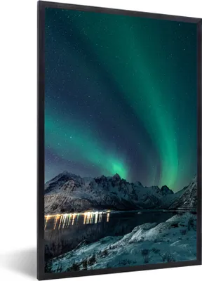 Produktbild von MuchoWow® Gerahmtes Poster Nordlicht - Berg - Schnee - Grün - Sternenhimmel - Winter 40x60 cm - Poster mit Schwarzem Bilderrahmen Wandposter Rahmen Foto Bilder - Papierdruck - Wandbilder