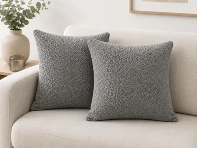 Obrázek produktu pro Sada 2 dekorativních polštářů 45 × 45 cm – připraveno k použití včetně výplně – šedé bouclé (styl sherpa)