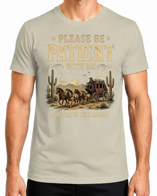 Productafbeelding van "Wees alsjeblieft geduldig met me. Ik kom uit de jaren 1900." Heren T-shirt, met een sarcastische uitdrukking, natuur, maat S