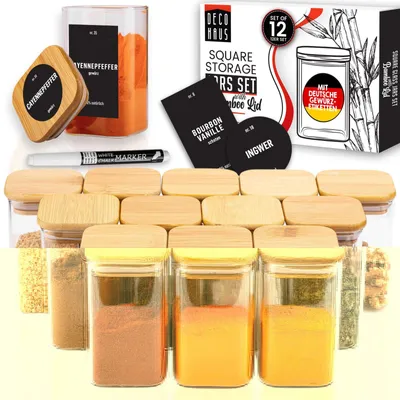 Set aus 12 quadratischen Glas-Gewürzgläsern mit Bambusdeckeln, einem weißen Kreidestift und schwarzen Etiketten für Gewürze wie Cayennepfeffer, Bourbon-Vanille und Ingwer