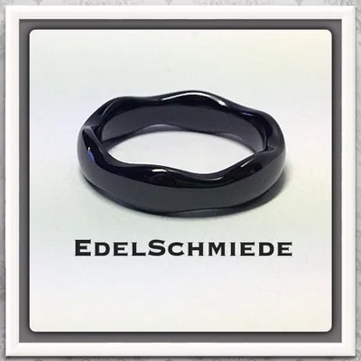 Produktbild von Keramikring schwarz mit gewelltem Rand - Trauring #58