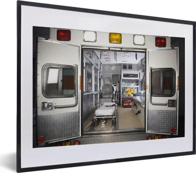Produktbild von MuchoWow® MuchoWow® Gerahmtes Poster Krankenwagen mit offenen Türen 40x30 cm - Poster mit zchwarzem Bilderrahmen - Bilderrahmen - Poster im Rahmen