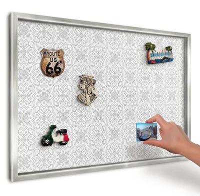 Produktbild von Magnettafel 60x40 cm in einem silbernen Rahmen - Magnetische Metalltafel, Magnetpinnwand zur Wandmontage für Wohnzimmer, Küche, Flur, Kinderzimmer und Büro - Geometrische Symmetrie