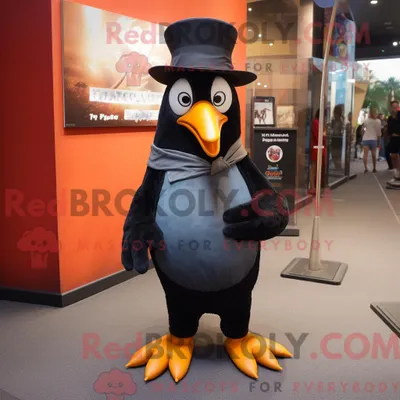 Produktbild von Maskottchen REDBROKOLY eines schwarzen Pinguins mit Schlagjeans und Baskenmütze