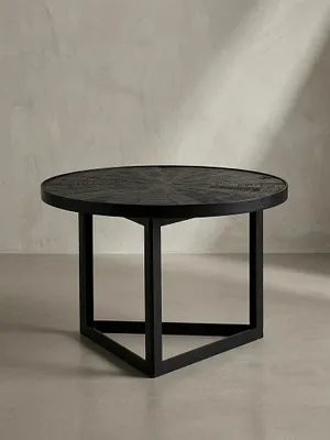 Gesamteindruck des robusten runden Massivholztisches, der industrielle Formensprache mit handwerklicher Holzbearbeitung vereint._#sku_SAFWL6.790#