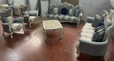 Produktbild von Casa Padrino Luxus Barock Wohnzimmer Set Grau / Mehrfarbig / Weiß / Gold - 2 Barock Sofas & 2 Barock Sessel & 1 Barock Couchtisch - Handgefertigte Barock Wohnzimmer Möbel - Edel & Prunkvoll