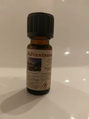 Kleine braune Flasche mit einem schwarzen Verschluss. Auf dem Etikett steht "Adventszauber".