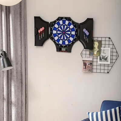 Produktbild von SUGIFT Elektronische Dartscheibe, 31 Spiele, 285 Programme, für 8 Spieler, LCD-Display, Sound, mit 2 Türen, 6 Pfeile, Schwarz | 83 x 45 x 4 cm