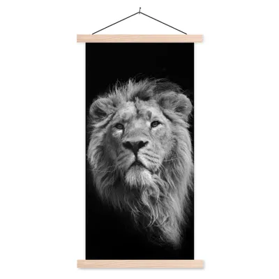 Produktbild von MuchoWow® Textilposter Löwe - Porträt - Schwarz - Weiß 60x120 cm mit holzfarbenen Rahmen - Holz
