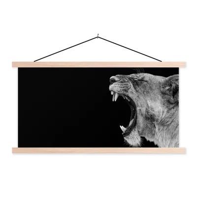 Produktbild von MuchoWow® Textilposter Tiere - Löwe - Schwarz - Weiß - Porträt 120x60 cm mit holzfarbenen Rahmen - Klemmleiste