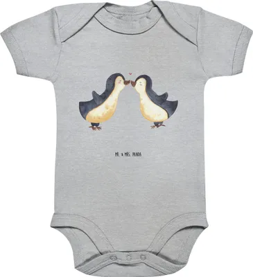 Produktbild von Mr. & Mrs. Panda babykleidung body Pinguin Liebe 12. - 18. Monat - Heather Grey - Geschenk, Kurzarmbody, overall baby, Babybody, Strampler, Vertraut, Liebespaar, Freundin