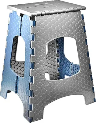 Imagen del producto de Taburete plegable con asa, de 44 cm de altura, en color gris azul, ideal para la cocina y el jardín
