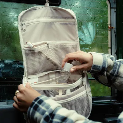 Produktbild von Logan Toilettas für Damen und Herren, stilvolle Toilettas zum Aufhängen, große Toilettas für Reisen und Ausflüge, mit durchsichtiger Tasche für Handgepäck und Flüssigkeiten, Sand, Toilettas