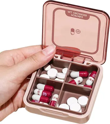 Produktbild von Kleiner Pillenbehälter, BPA-freier Pillenbehälter mit 4 großen Fächern  feuchtigkeitsbeständiger tragbarer Pillenbehälter  Violett Rot