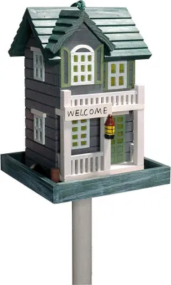 Produktbild von Unyqoos® Vogel-Futterhaus „Welcome“ – buntes Vogelhäuschen im Western-/USA‑Stil, FSC‑Nadelholz, mit Futtersilo & Erdstab, grün, 18×18×23 cm (Stab Ø3×100 cm)