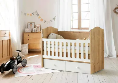 Image de Lit bébé en bois Barres blanches Tiroirs de rangement pratiques Design sûr