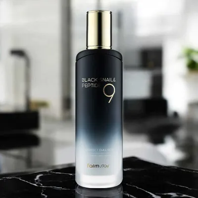 Immagine prodotto di Farm Stay - Black Snail & Peptide 9 Perfect Emulsion - Emulsione peptidica con mucina di lumaca per il ringiovanimento della pelle - 120 ml