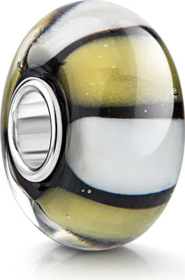 Schwarzer Glas Bead mit weißen und gelben Streifen, mit schmaler silberner Hülse, leicht schräg fotografiert auf weißem Hintergrund.
