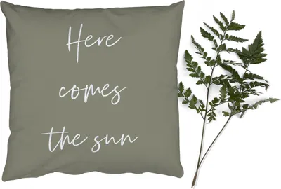 Produktbild von MuchoWow® Zierkissen Sofakissen Wohnzimmer Dekokissen 45x45 cm Hier kommt die Sonne - Zitate - Text - Sommer - Garten - Schlafpolster - Polster für das Sofa