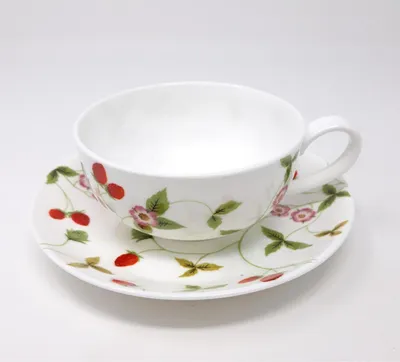 Produktbild von Teetasse mit Untertasse MIRELLA Erdbeeren für 200ml weiß rot Porzellan TeaLogic