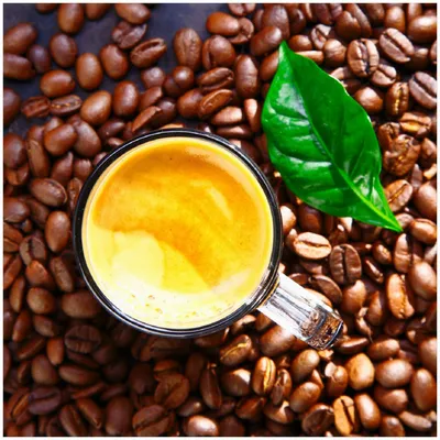 Produktbild von Wallario Premium Glasbild, freischwebende Optik, kräftige Farben, Größe 30 x 30 cm Motiv Kaffee und Bohnen