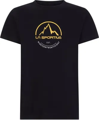 Schwarzes T-Shirt mit dem Logo von La Sportiva; das einen Berg und den Schriftzug "EST. Nineteen Twenty" zeigt.