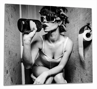Produktbild von Wallario Herdabdeckplatte aus Glas, Größe 60 x 52 cm 2-teilig, Motiv Kloparty - Sexy Frau auf Toilette mit Weinflasche