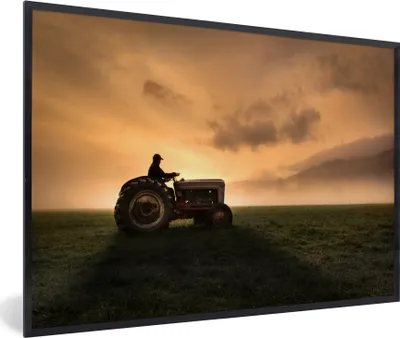 Produktbild von MuchoWow® Gerahmtes Poster Traktor - Landwirt - Nebel 90x60 cm - Poster mit Schwarzem Bilderrahmen Wandposter Rahmen Foto Bilder - Fotorahmen - Foto-Plakat