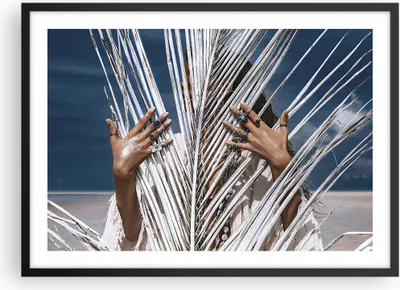 Produktbild von Gerahmtes Poster - Schwarzer Rahmen - Hände Finger Schmuck - 70x50 cm - Wand Bild - Wanddeko - Wandbilder - Kunstposter - Wandposter - Bilderrahmen - Bilder - Kunstdruck - P2BAA70x50-4892