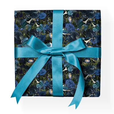 Produktbild von Klassisches Vogel Geschenkpapier mit Eisvögeln und Rosen, blau - G23080, 32 x 48cm