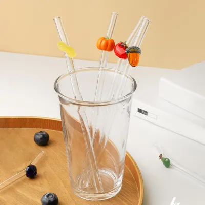 Produktbild von Trinkhalm aus Glasstrohhalm in Fruchtform mit Zitronen-, Erdbeer- und Kirschmotiven. Wiederverwendbarer Trinkhalm für Säfte, Smoothies und Limonaden. BPA-frei, hitzebeständig, umweltfreundlich. Geschenkidee.