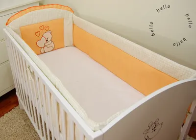 Produktbild von Babybett Nestchen & Bettumrandung WALLES für Bettchen in Größe 70x140 aus 100% Baumwolle bestickt mit einem Teddybär mit Herz Orange