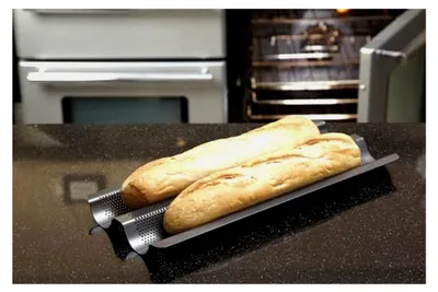Produktbild von MasterClass Perforiertes Baguette-Backblech mit Antihaftbeschichtung, 1 mm dicker Kohlenstoffstahl, 39 x 16,5 cm