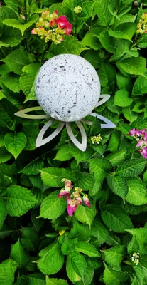 Produktbild von Blütenzauber Paris Rosenkugel 10 cm Edelstahl weiß gesprenkelt Gartenstecker Deko mit Stab 80 cm