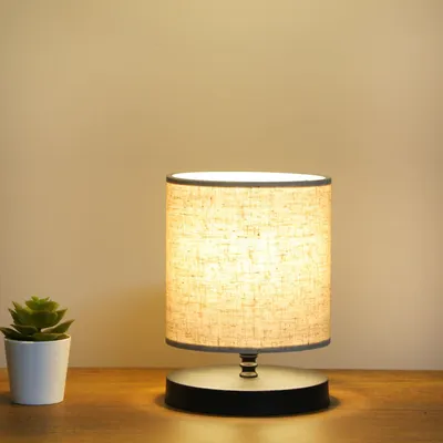 Produktbild von Opviq, Hochwertige Tischlampe, Cremefarben, 15 x 15 x 22 cm | Stoffkörper, Kunststoffbeine, Höhe mit Kabel: 100 cm | E14 Fassung, Max 40 W | Elegantes Design für jedes Zuhause.