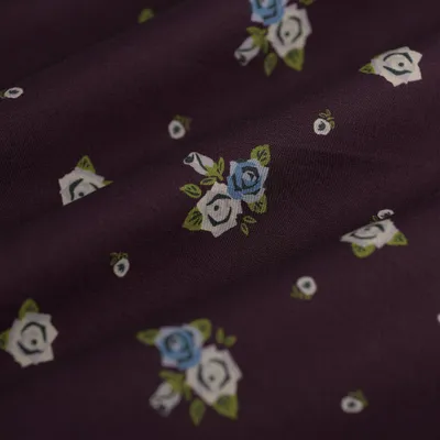 Imagen del producto de Popelina de algodón, 146 cm de ancho, color lila, estampado de flores, certificado