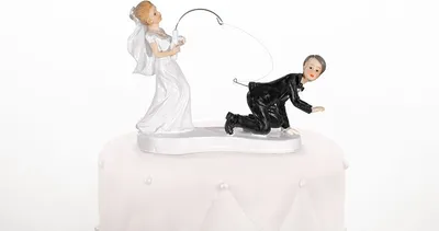 Immagine prodotto di Statuetta per torta degli sposi - Sposo con canna da pesca, cake topper per sposi con canna da pesca