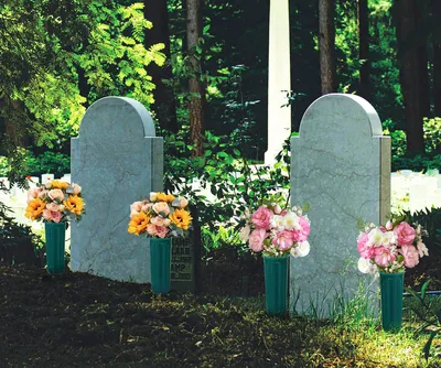 Imagen del producto de Jarrón para flores con clavos, 2 unidades, color verde, de plástico, para cementerio