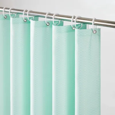 Produktbild von Duschvorhang 180 x 200 cm, grün, schimmelresistent, wasserdicht und waschbar, ideal fürs Badezimmer. Der Textilvorhang aus Polyestergewebe eignet sich für Badewanne und Dusche. Er hat ein Netzmuster und wird mit 12 Duschvorhangringen geliefert.