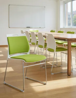 Produktbild von Moderner Seminarstuhl mit ergonomischer Rückenlehne und grünem Sitz