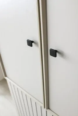 Produktbild von Kleiderschrank Modernes Design Elegante Schwarze Akzente Viel Stauraum Möbel