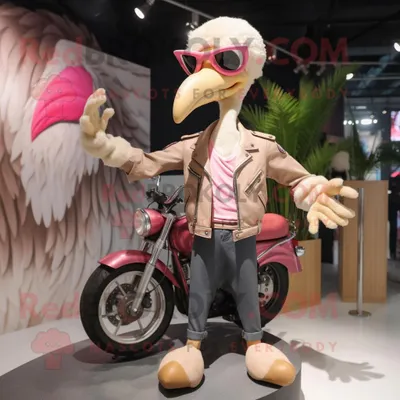 Produktbild von Beigefarbener REDBROKOLY Flamingo Maskottchen Kostüm charakter bekleidet mit einer Bikerjacke und Haarspangen