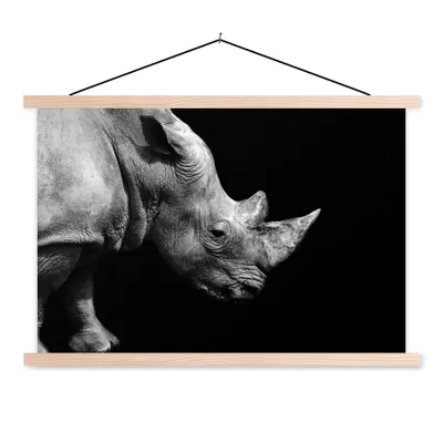 Produktbild von MuchoWow® Textilposter Portrait Nashorn auf schwarzem Hintergrund 60x40 cm mit holzfarbenen Rahmen - Bilder
