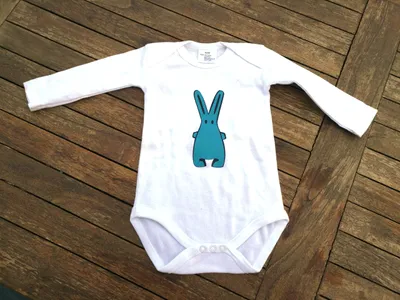Produktbild von Baby Body KALLE FUX Handarbeit Tier weiß Hase blau Gr 62/68