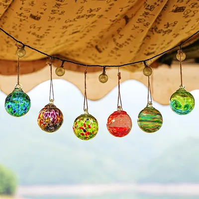 Productafbeelding van 6 mondgeblazen glazen bolletjes om op te hangen, vriendschapsbolletjes, glazen heksenbollen