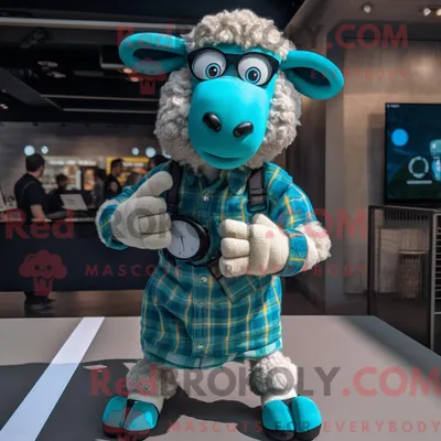 Produktbild von Maskottchen REDBROKOLY eines cyanfarbenen Schafs mit Flanellhemd und Smartwatches