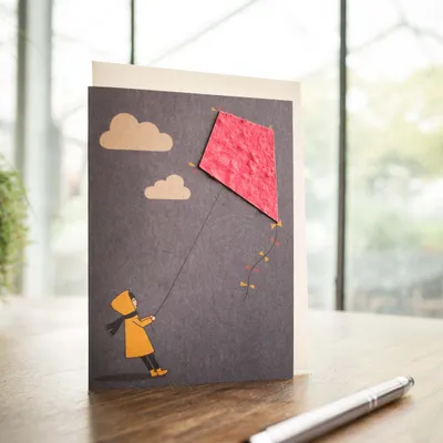 Produktbild von Klappkarte 'Drachen im Wind' - Recycelte Kraftkartonkarte mit handgeschöpftem Wildblumen-Saatpapier