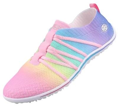 Auf dem Bild ist ein flacher Schuh in mehreren Farben abgebildet der eine auffällige Musterung zeigt. Der Schuh ist von der Seite zu sehen wodurch die Form und das Design gut zur Geltung kommen.