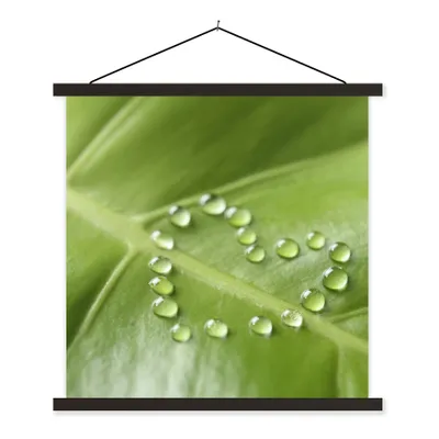 Produktbild von MuchoWow® Textilposter Foto eines botanischen Blattes mit Wassertropfen in Form eines Herzens 120x120 cm mit schwarzem Rahmen - Aufhängungsset