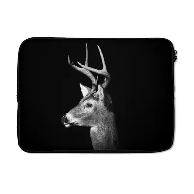 Produktbild von MuchoWow® Laptop Hülle 14 ZollWeißwedelhirsch auf schwarzem Hintergrund Laptoptasche - Laptoptasche - Stoßsicher - Schutzhaube